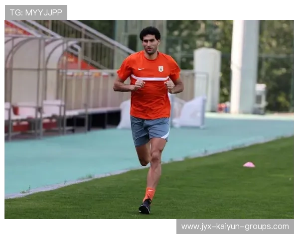 中超费莱尼头球争抢训练保持优势