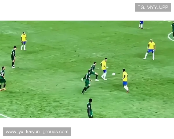 内马尔中路挑球过人打出极限操作，引发巴西全场惊叫